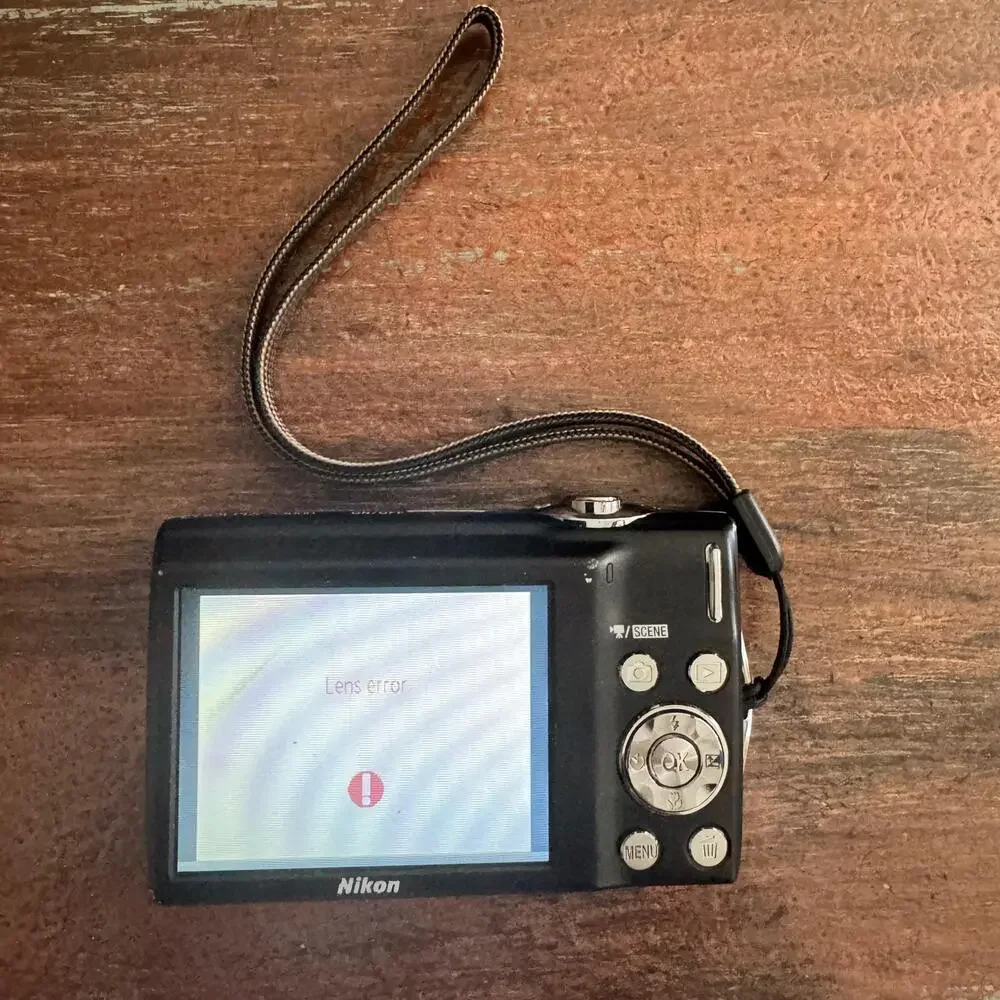 NIKON COOLPIX S3000 12.0 MP Wide 4X Zoom Digital Camera PARTS ONLY